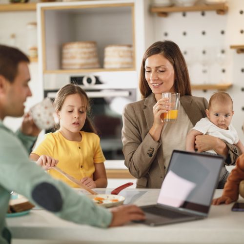familia compartiendo en la cocina de la casa